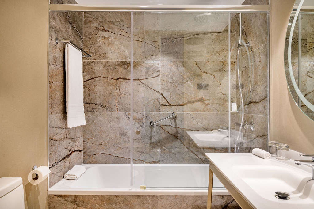 Bagno moderno con doccia in vetro e asciugamano appeso a Tenerife.