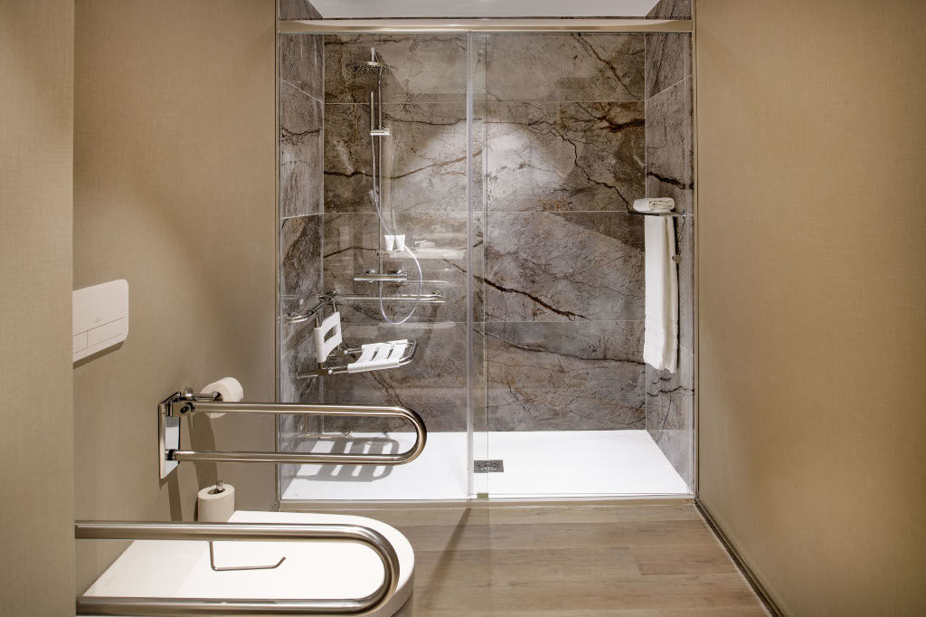 Bagno con doccia accessibile e attrezzature per disabili a Tenerife.