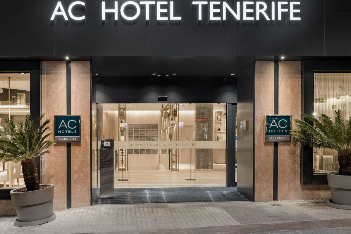 Ingresso principale dell'AC Hotel Tenerife con segnaletica e piante.