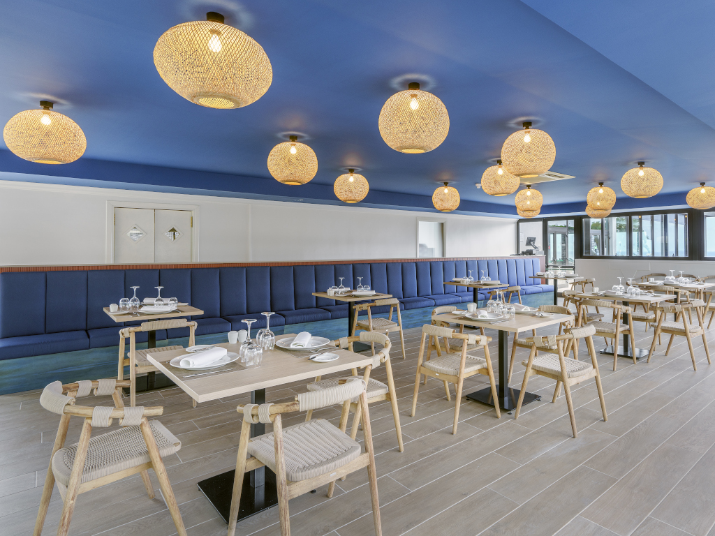 Ristorante moderno con tavoli apparecchiati e lampade sospese a Tenerife.
