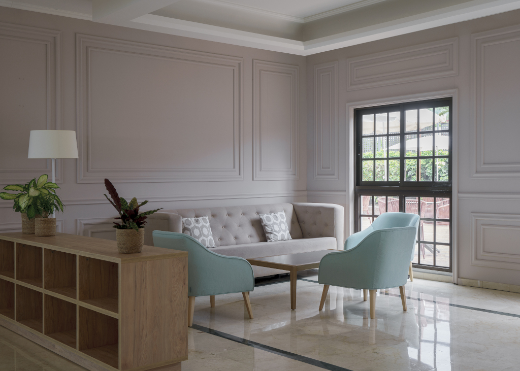 Salotto elegante con divano beige e due poltrone azzurre a Tenerife.