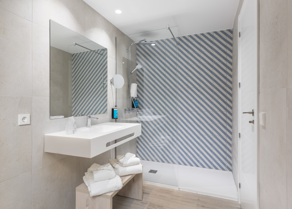 Bagno moderno con doccia a righe blu e bianche a Tenerife.