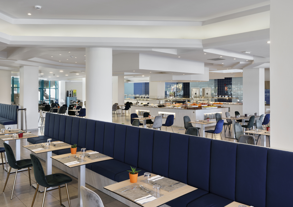 Ristorante moderno a Playa de las Américas con tavoli apparecchiati e buffet sullo sfondo.