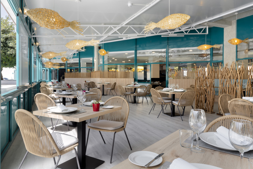 Ristorante elegante con sedie in vimini e tavoli apparecchiati a Tenerife.