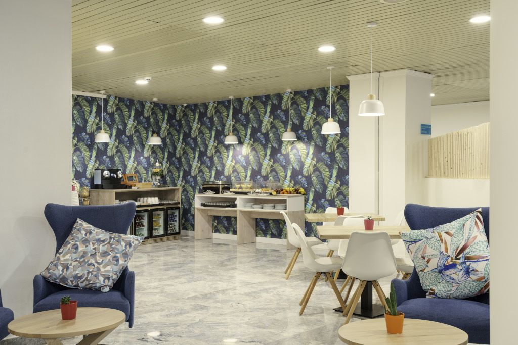 Sala da pranzo moderna decorata con piante tropicali a Tenerife.