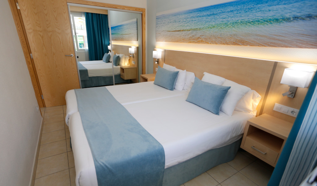 Camera doppia con letto matrimoniale e specchio, Los Cristianos, Tenerife.
