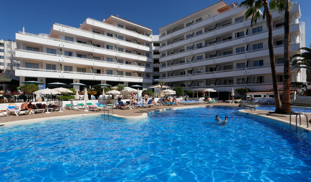 Piscina di fronte a un hotel a Playa de las Américas, Tenerife.