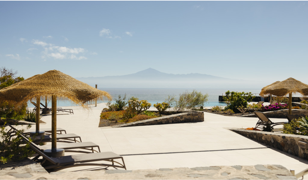 Sedie a sdraio e ombrelloni con vista sull'oceano a Tenerife.