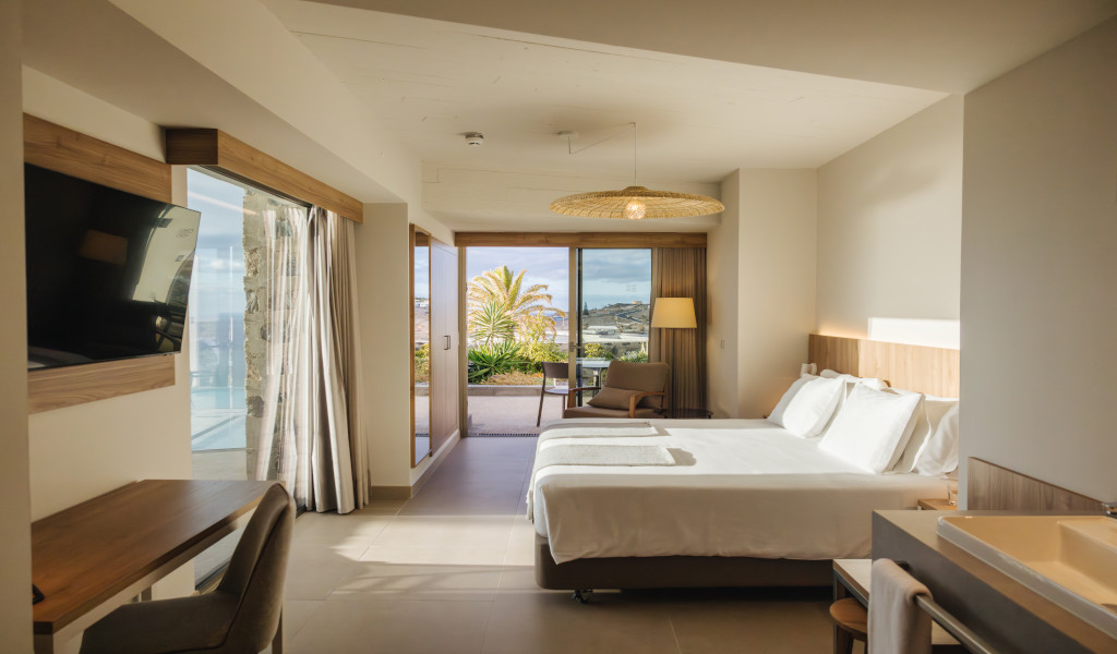 Camera da letto moderna con letto matrimoniale e vista su giardino a Tenerife.