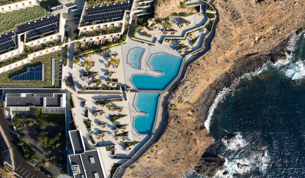 Complesso con piscine e viste sull'oceano a Tenerife, circondato da scogliere.