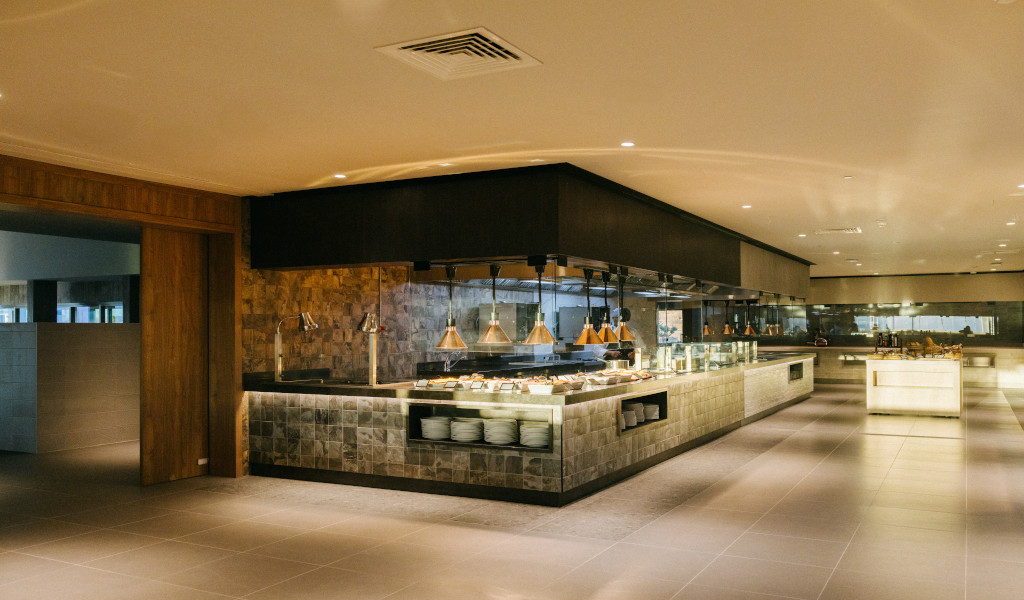 Cucina moderna in un ristorante a Tenerife con piatti e decorazioni.