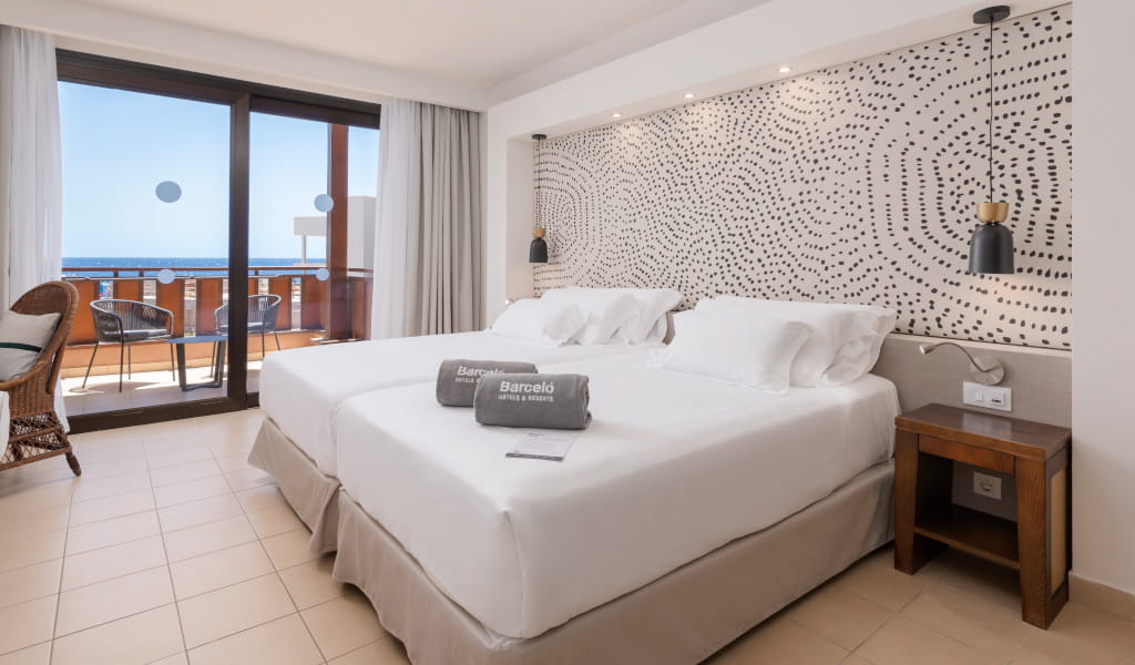 Camera doppia con balcone e vista sul mare in un hotel a Tenerife.