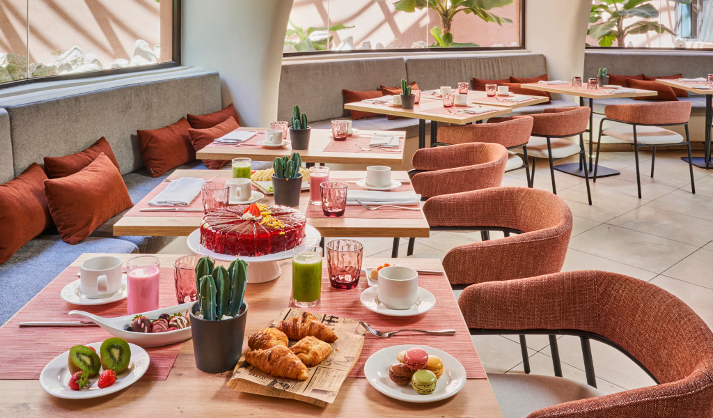 Tavoli per la colazione con torte e bevande in un ristorante a Tenerife.