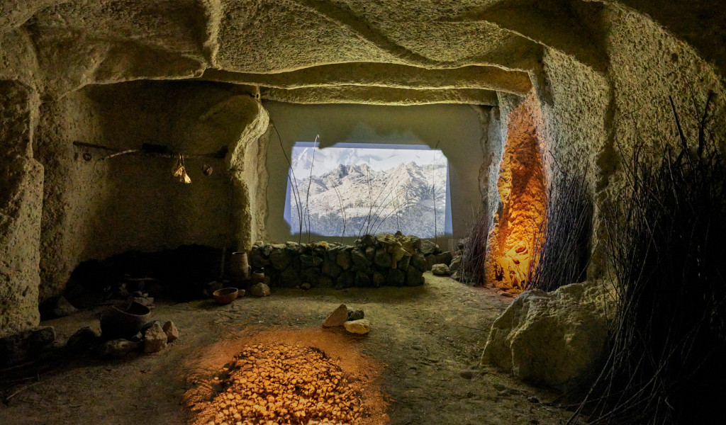 Grotta con una protuberanza di montagne a Tenerife.
