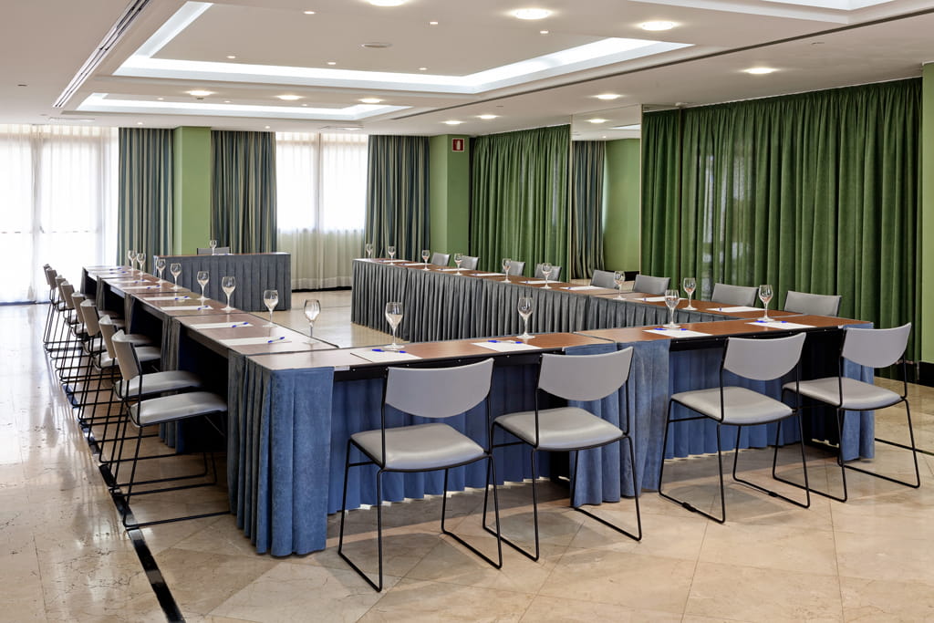 Sala conferenze con tavoli disposti a U e sedie, situata a Tenerife.