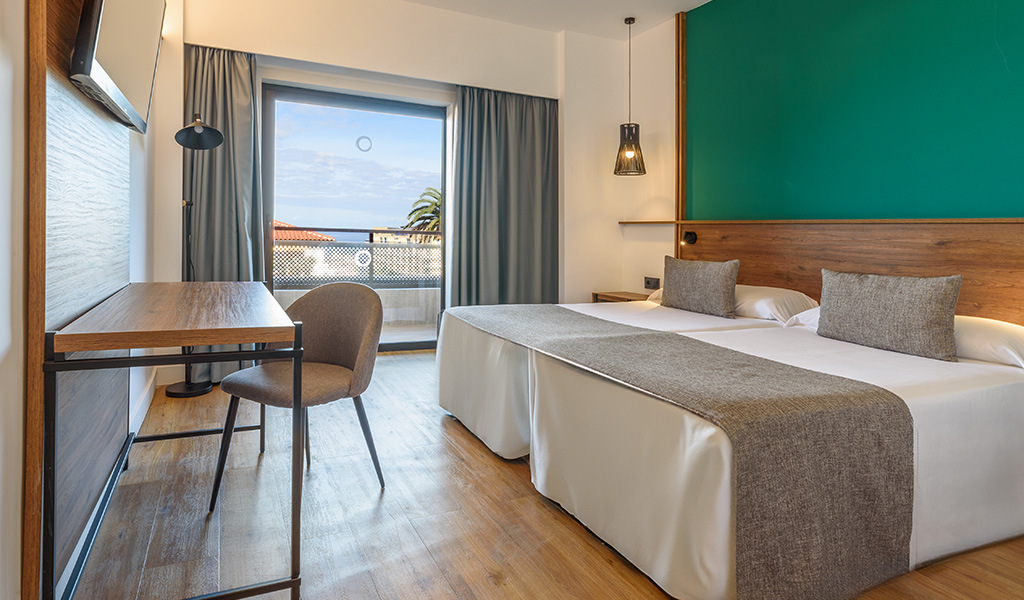 Camera d'albergo moderna con due letti singoli e vista su Puerto de la Cruz, Tenerife.