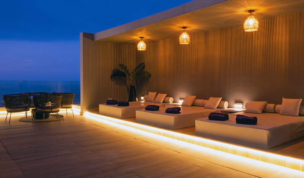 Sdraio con asciugamani su terrazza illuminata a Tenerife.