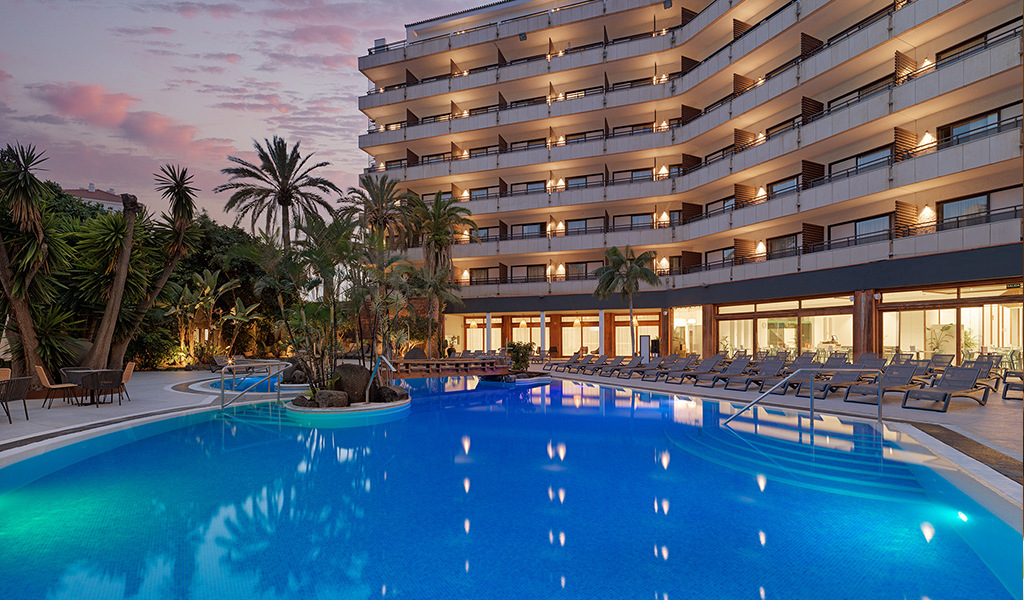 Piscina e edificio moderno circondato da palme a Puerto de la Cruz, Tenerife.