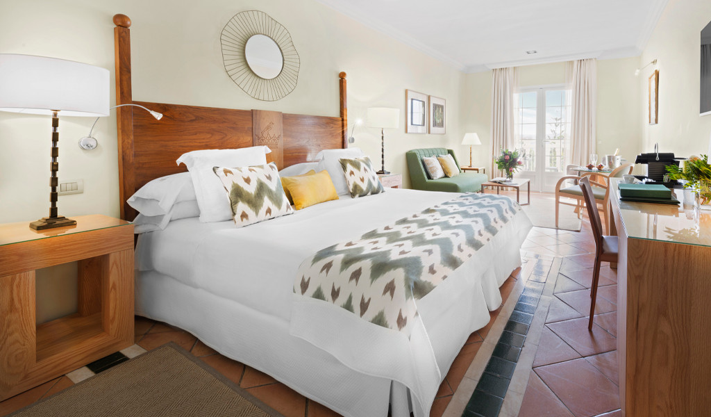 Camera d'albergo con letto matrimoniale, scrivania e finestra a Tenerife.