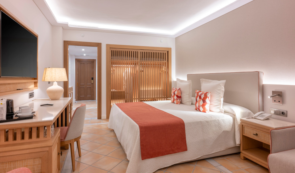 Camera d'albergo con letto matrimoniale, scrivania e TV a Tenerife.