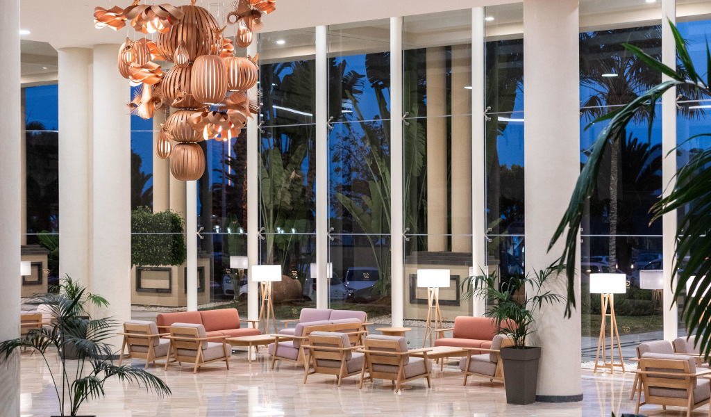 Interno di una sala moderna con lampadario sospeso a Tenerife.