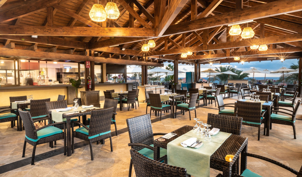 Ristorante all'aperto con tavoli apparecchiati e vista mare a Tenerife.