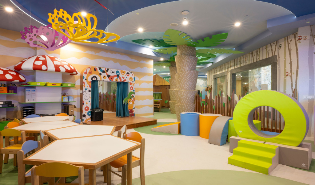 Sala giochi colorata per bambini con mobili a forma di funghi a Santa Cruz de Tenerife.
