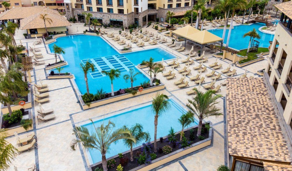 Piscina all'aperto in un resort a Costa Adeje, Tenerife.