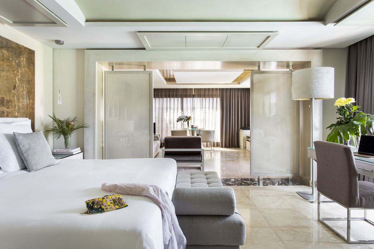 Suite lussuosa con letto matrimoniale, area salotto e scrivania a Puerto de la Cruz.