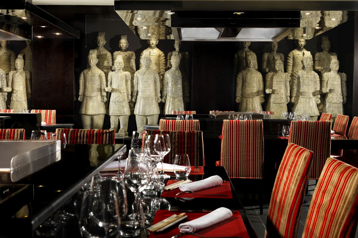 Sala da pranzo con statue di terracotta e tavoli apparecchiati a Santa Cruz de Tenerife.