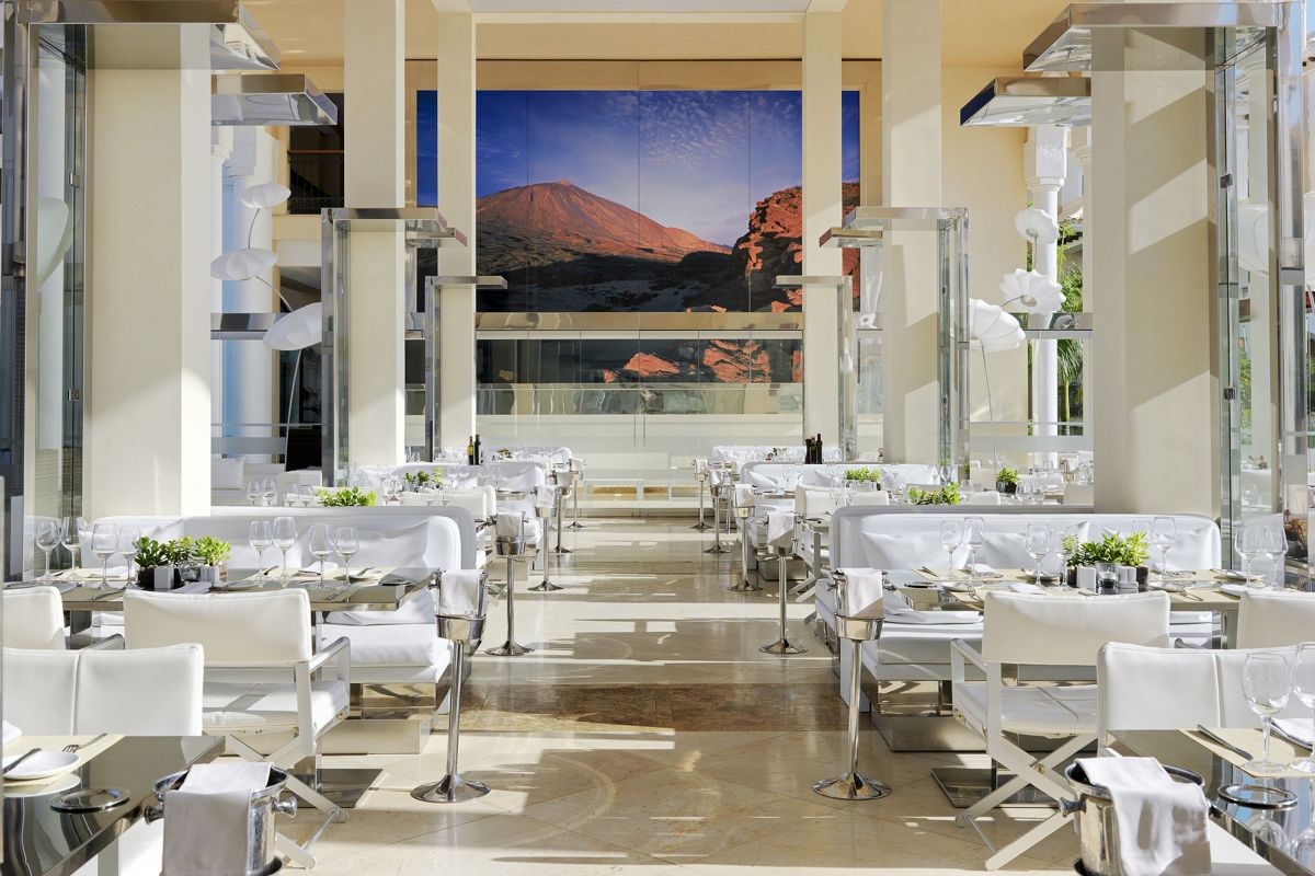 Ristorante elegante con vista sul Teide a Tenerife.