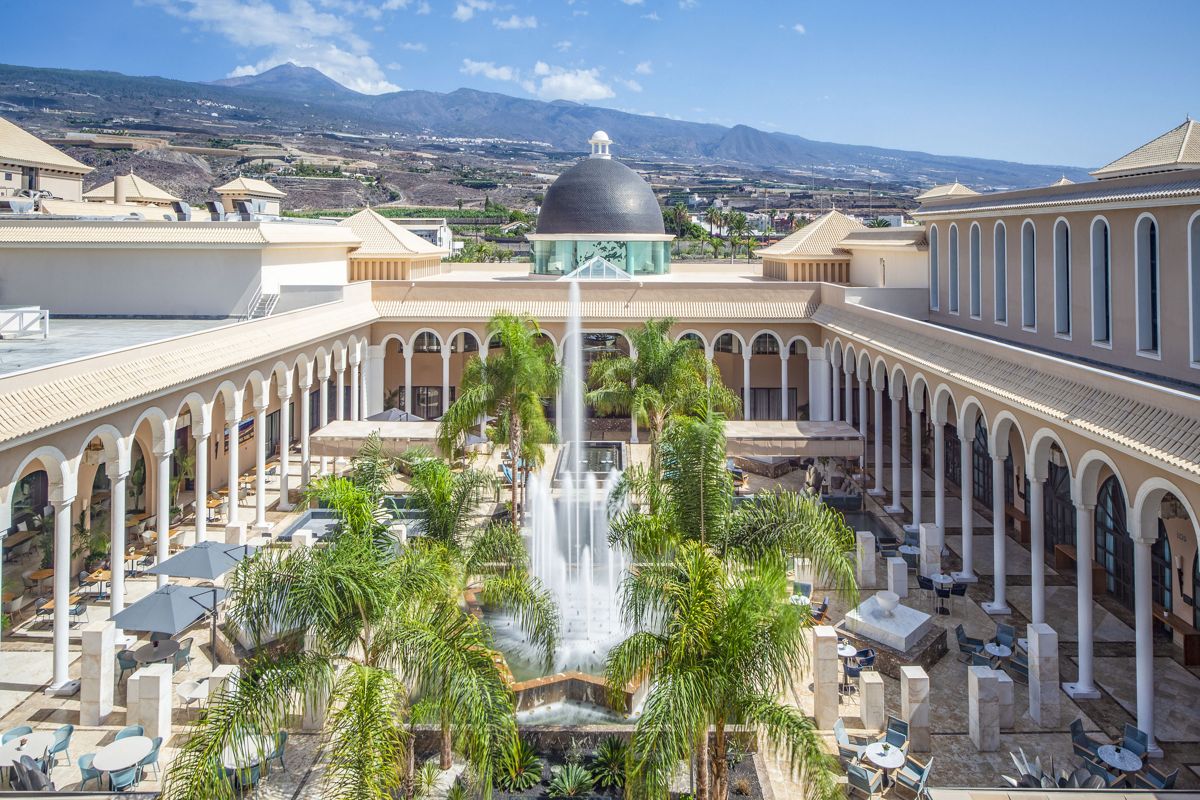 Cortile con fontana centrale e vista monti ad Adeje, Tenerife.