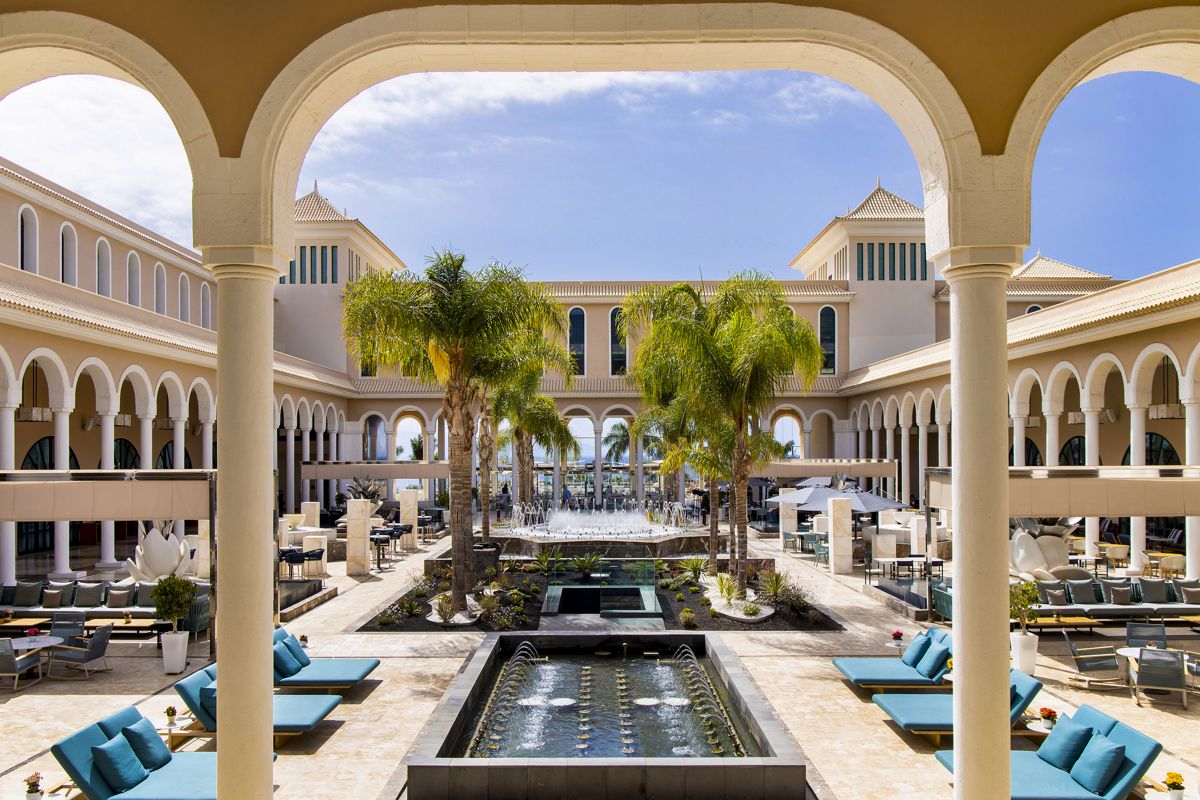 Cortile con fontana e palme in un hotel di Tenerife.