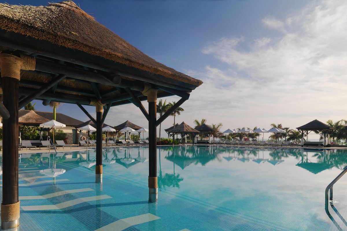 Piscina con gazebo in un resort a Costa Adeje, Tenerife.