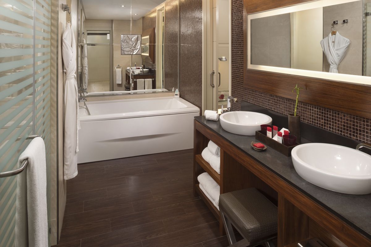 Bagno con vasca, specchio, lavandini doppi e accessori in hotel a Tenerife.