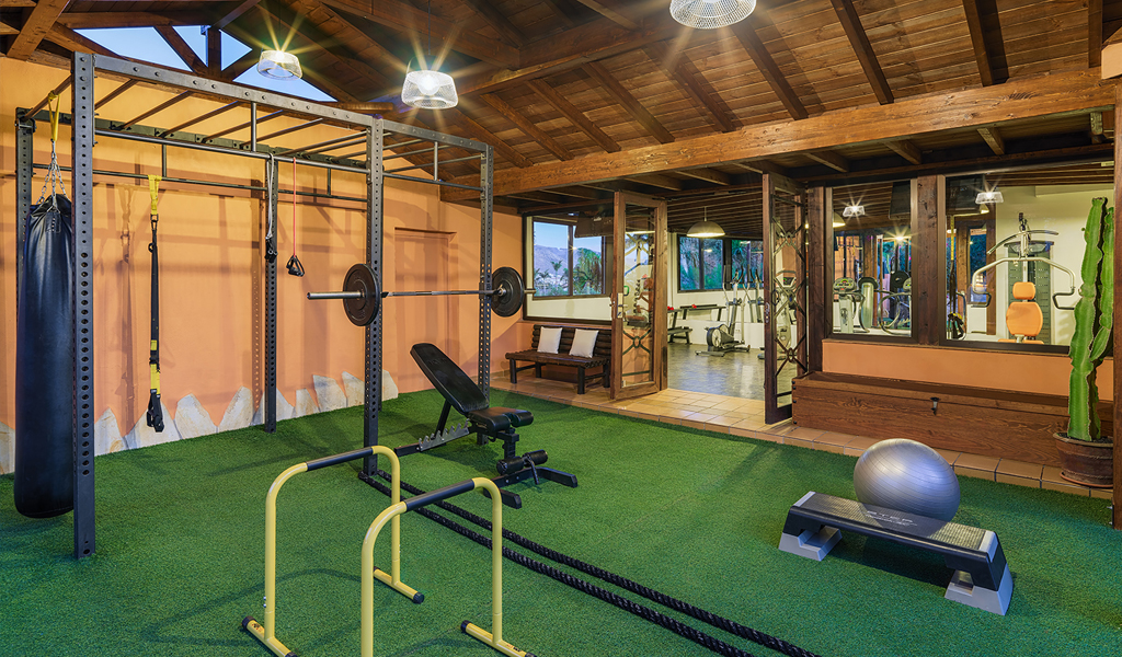 Palestra attrezzata con attrezzi per allenamento a Tenerife.