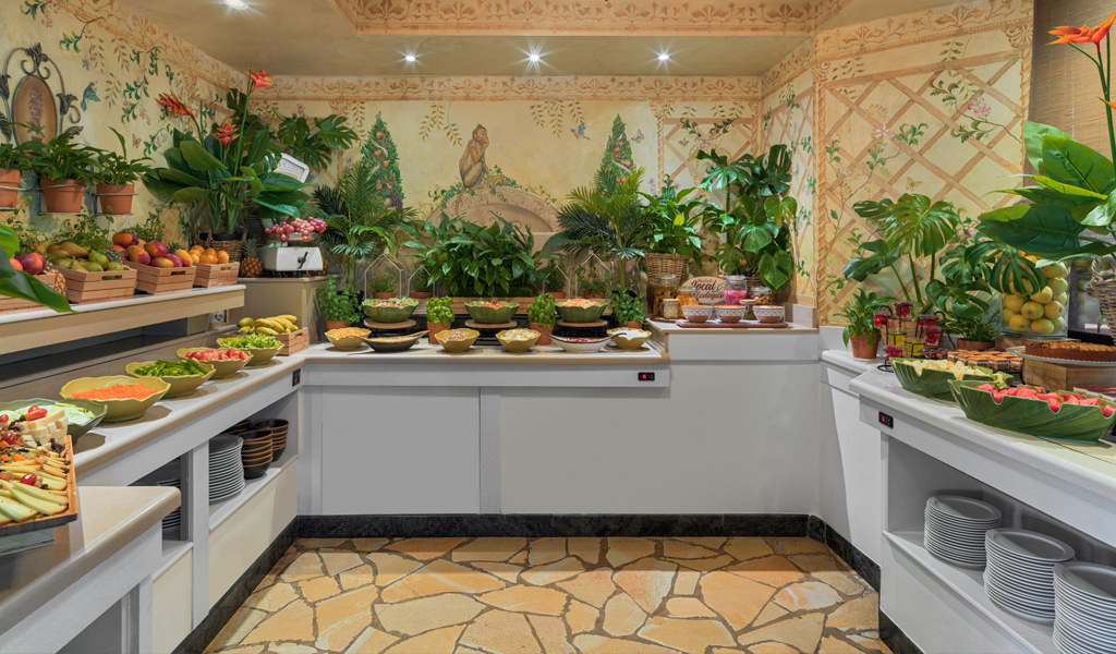 Buffet di frutta e verdura fresca in un ambiente tropicale a Tenerife.