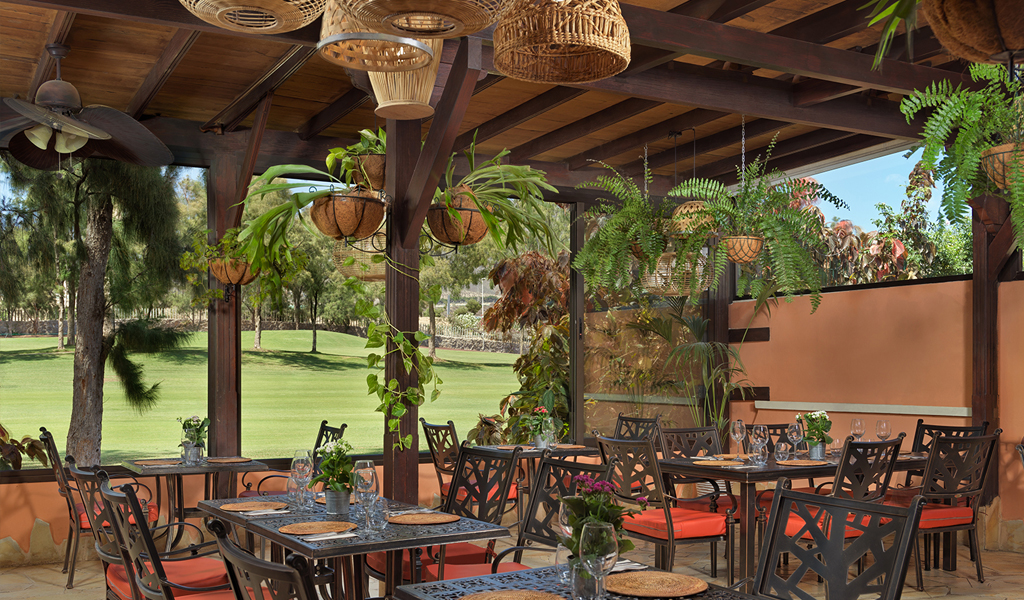 Terrazza ristorante con piante verdi e tavoli apparecchiati a Tenerife.