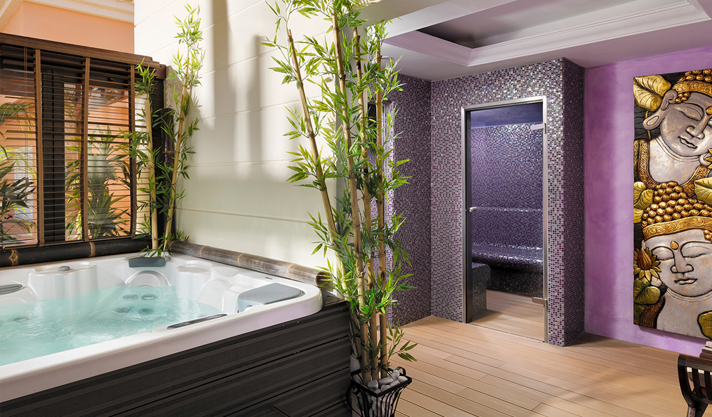 Vasca idromassaggio e bagno turco con decorazioni orientali a Tenerife.