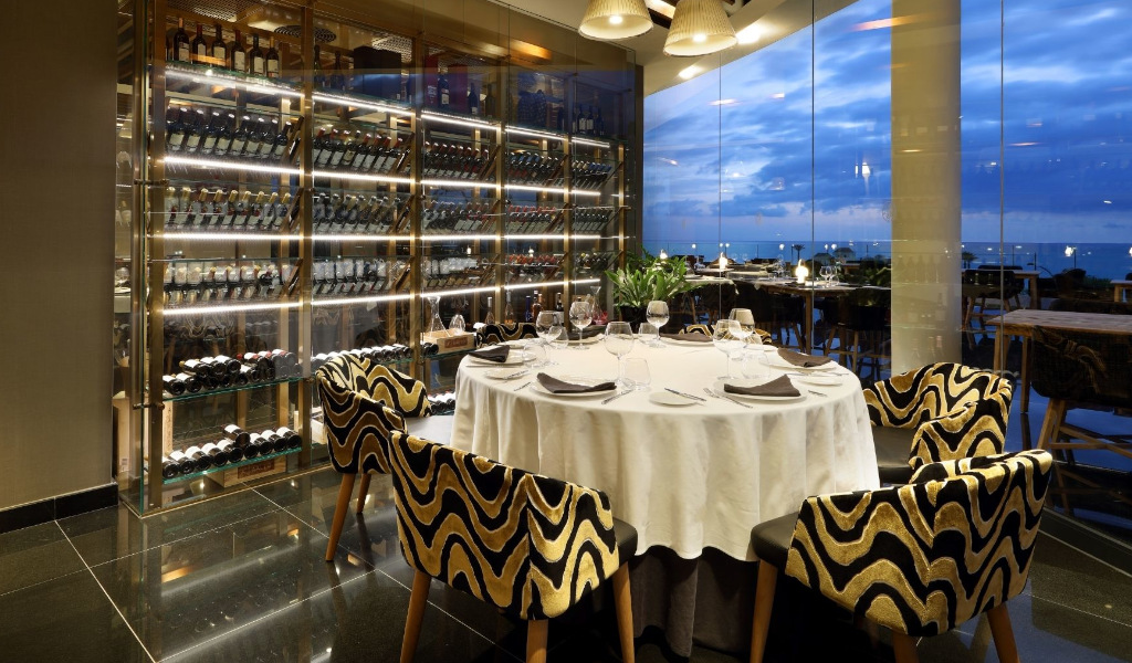 Tavolo rotondo apparecchiato in un ristorante di fronte al mare a Tenerife.