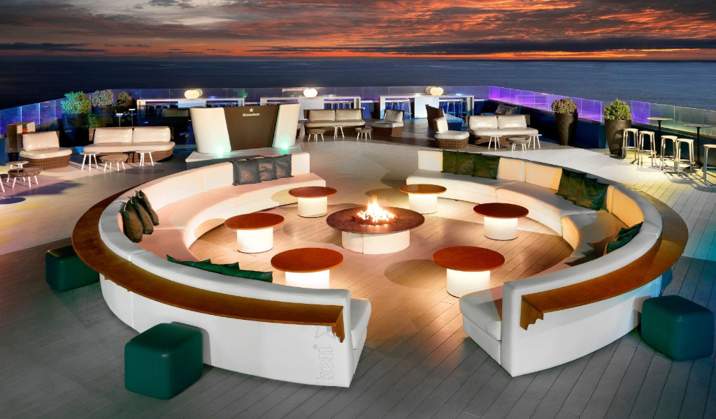 Terrazza con sedute circolari e vista mare a Tenerife al tramonto.