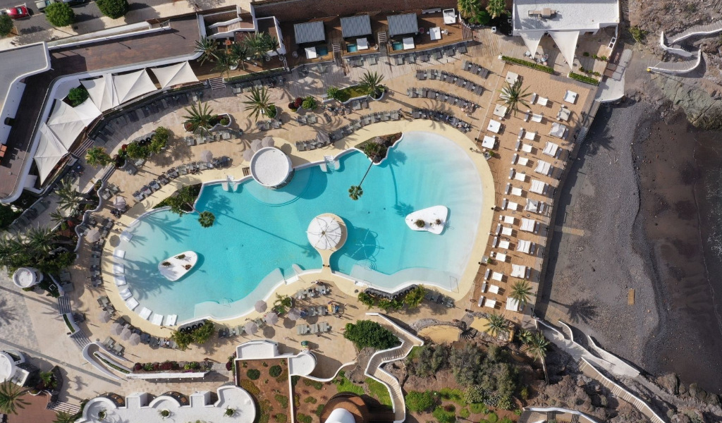 Piscina resort vicino alla spiaggia a Tenerife, vista dall'alto.