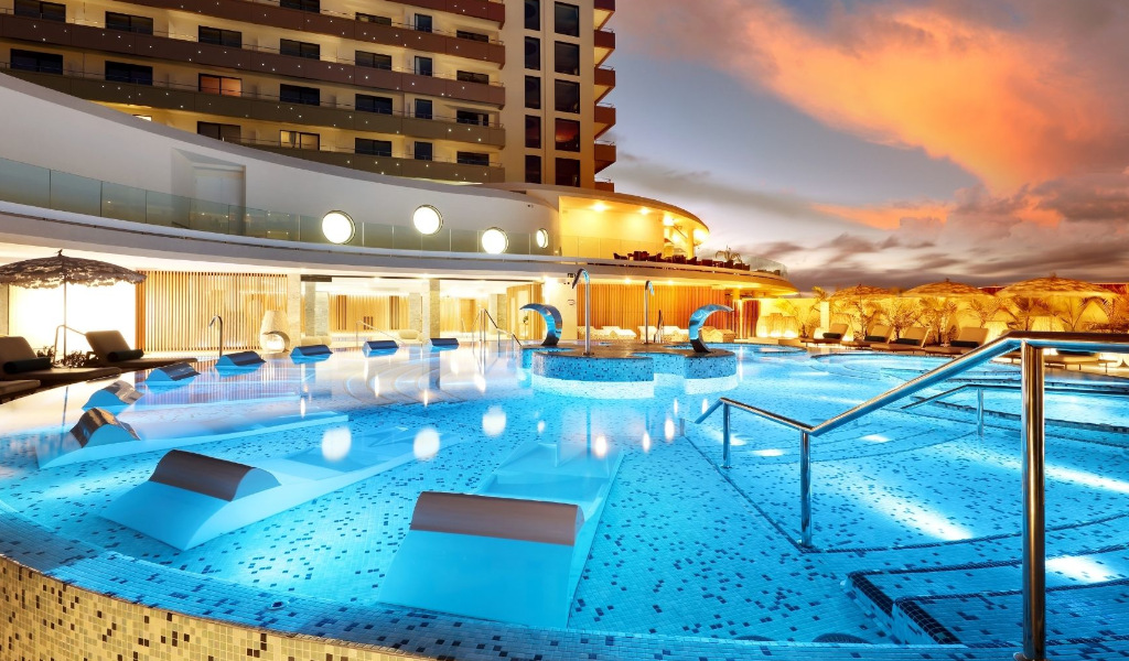 Piscina dell'hotel al tramonto a Tenerife.