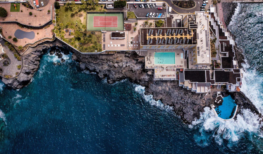 Vista aerea di un complesso alberghiero a Puerto de la Cruz, Tenerife, accanto al mare.
