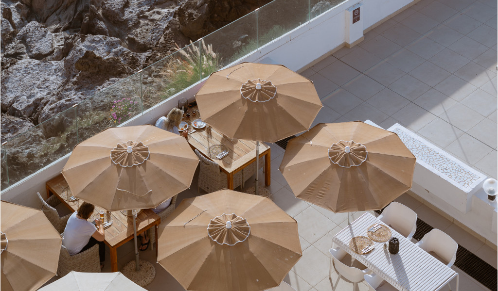 Tavoli con ombrelloni in un ristorante all'aperto ad Adeje, Tenerife.