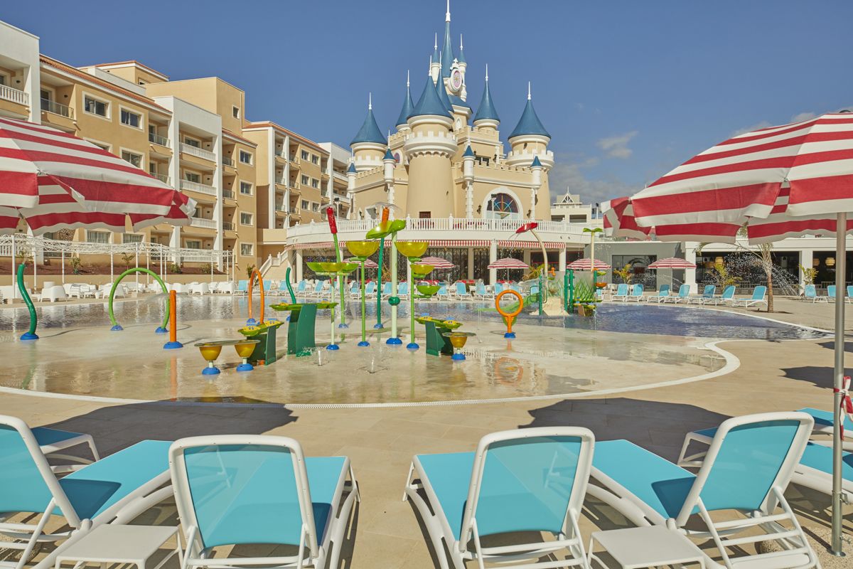 Piscina e giochi acquatici davanti a un hotel castello in Costa Adeje, Tenerife.