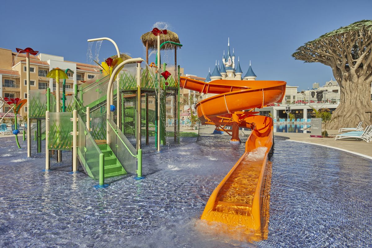 Parco acquatico con scivoli e giochi d'acqua a Tenerife.
