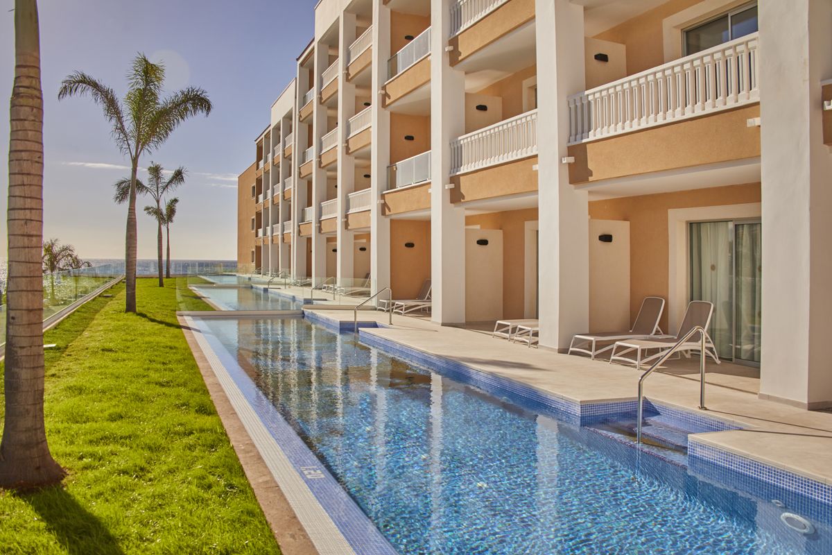 Edificio moderno con piscina e palme a Costa Adeje, Tenerife.