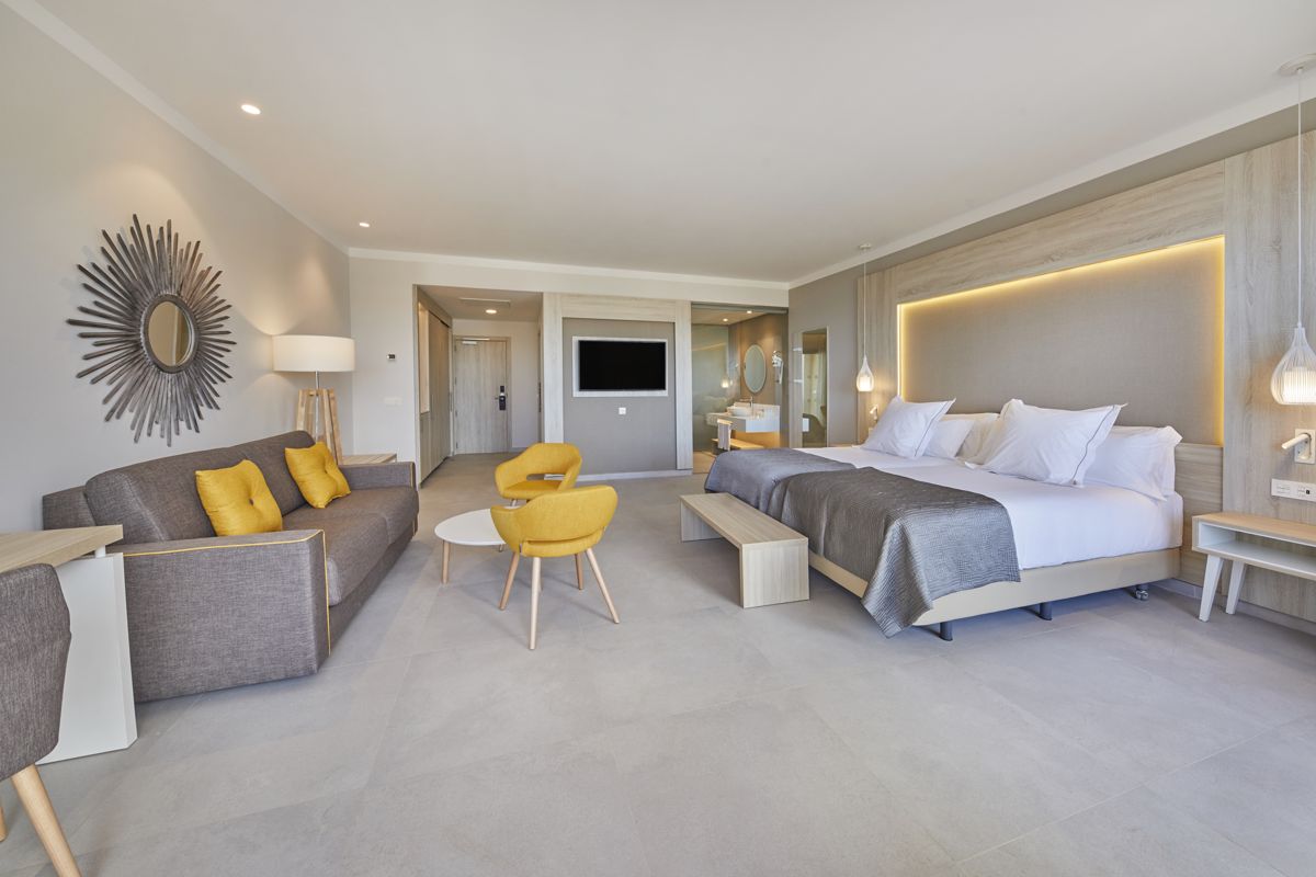 Camera d'albergo moderna e spaziosa a Tenerife, con letto matrimoniale e area salotto.