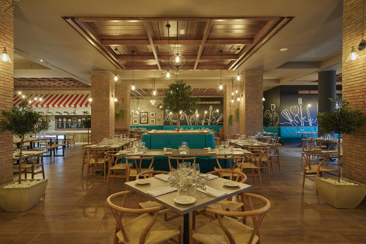 Ristorante con tavoli apparecchiati e lampadari appesi a Tenerife.
